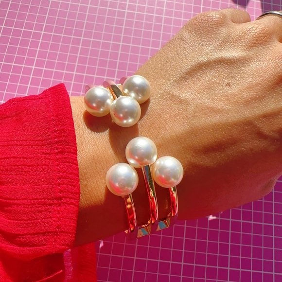 Susan Graver gold tone bangle spring adjustment white pearls new with tag - Picture 5 of 5